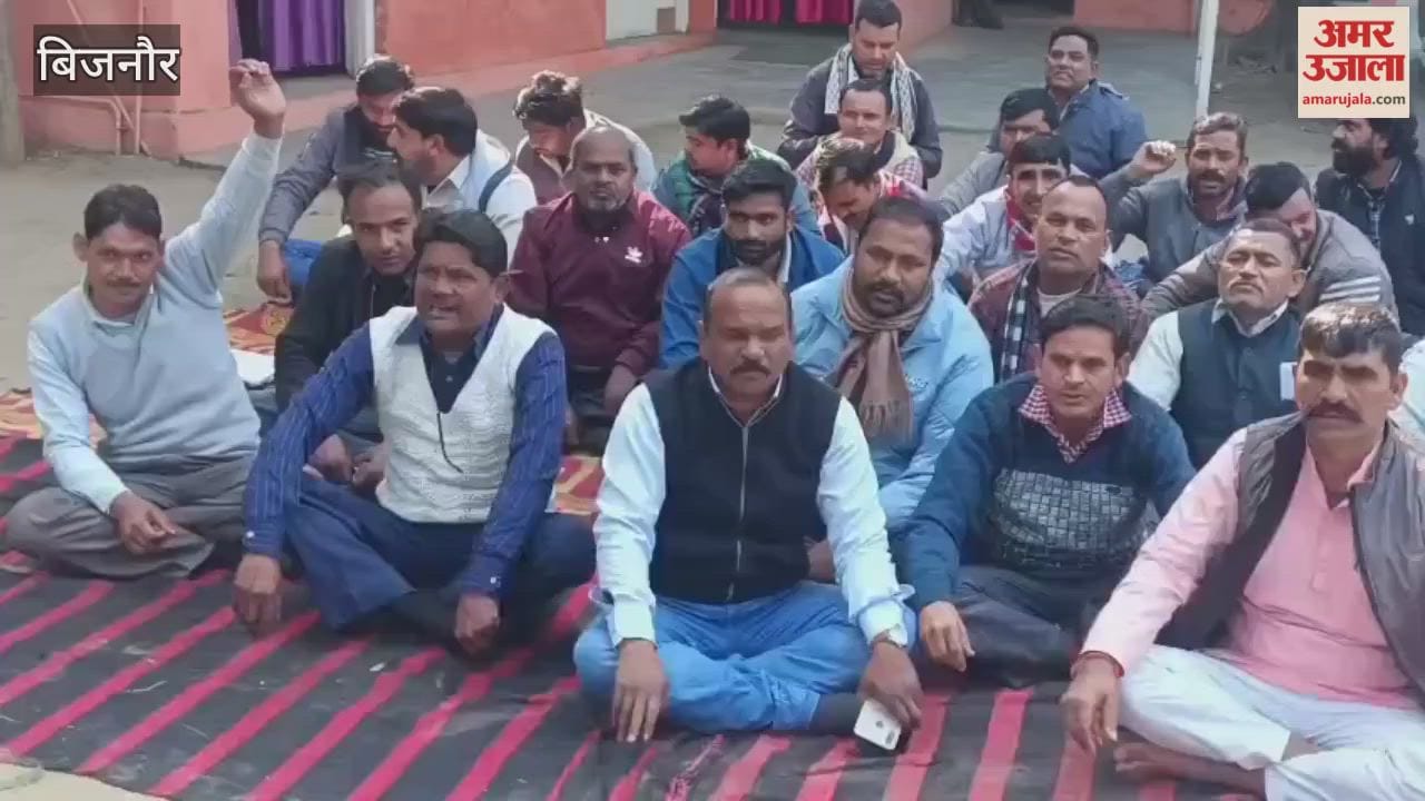 Meerut: Contract power employees stage protest in Dhampur