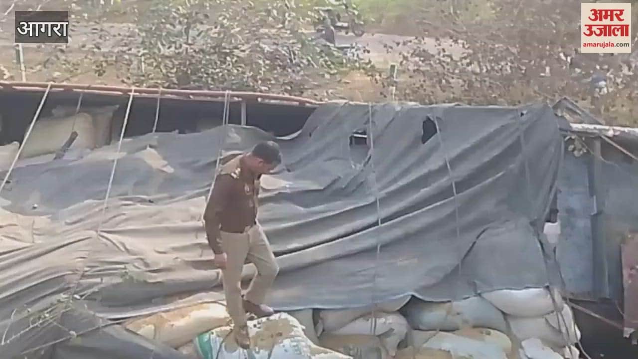 Accidents on Agra-Lucknow Expressway, car and truck overturned, two people injured