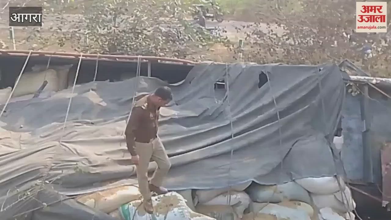 Accidents on Agra-Lucknow Expressway, car and truck overturned, two people injured