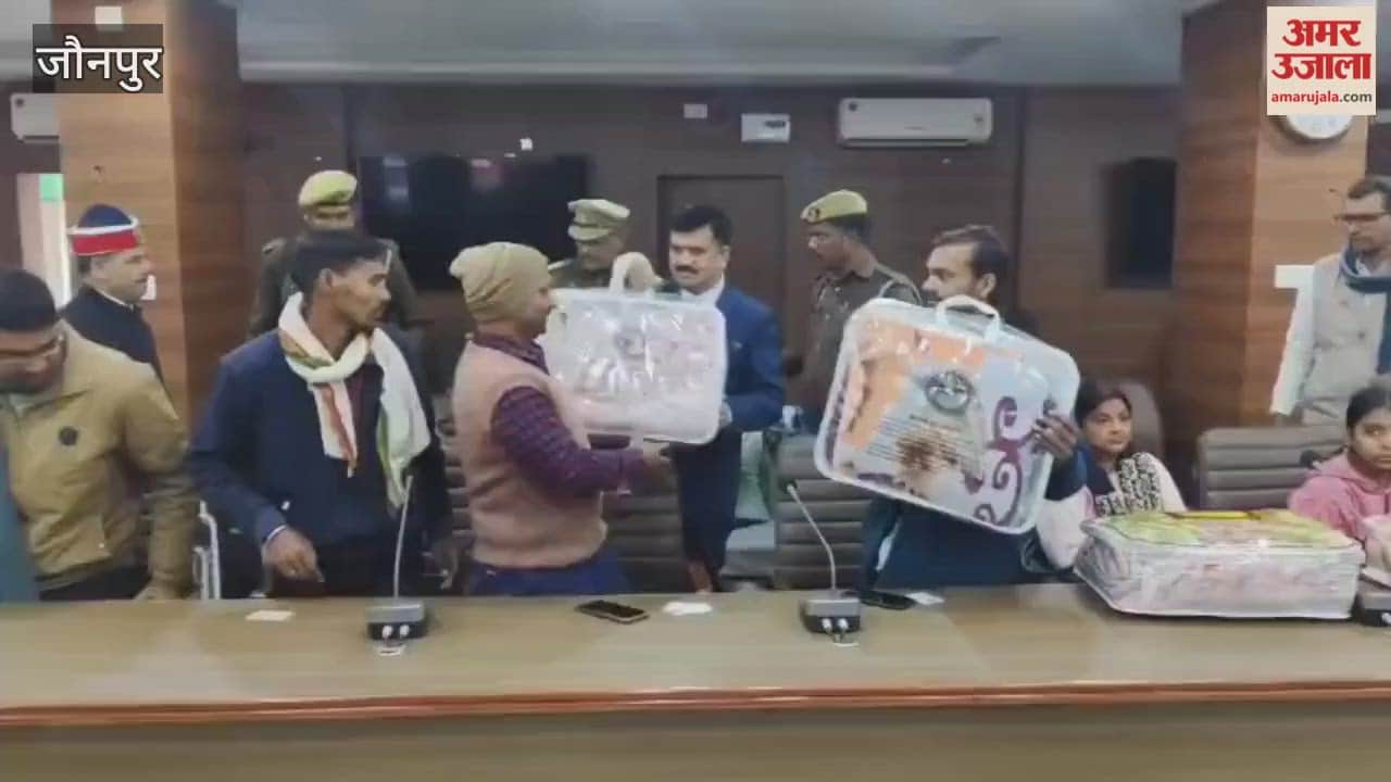 Disabled people in Jaunpur overjoyed after receiving blankets