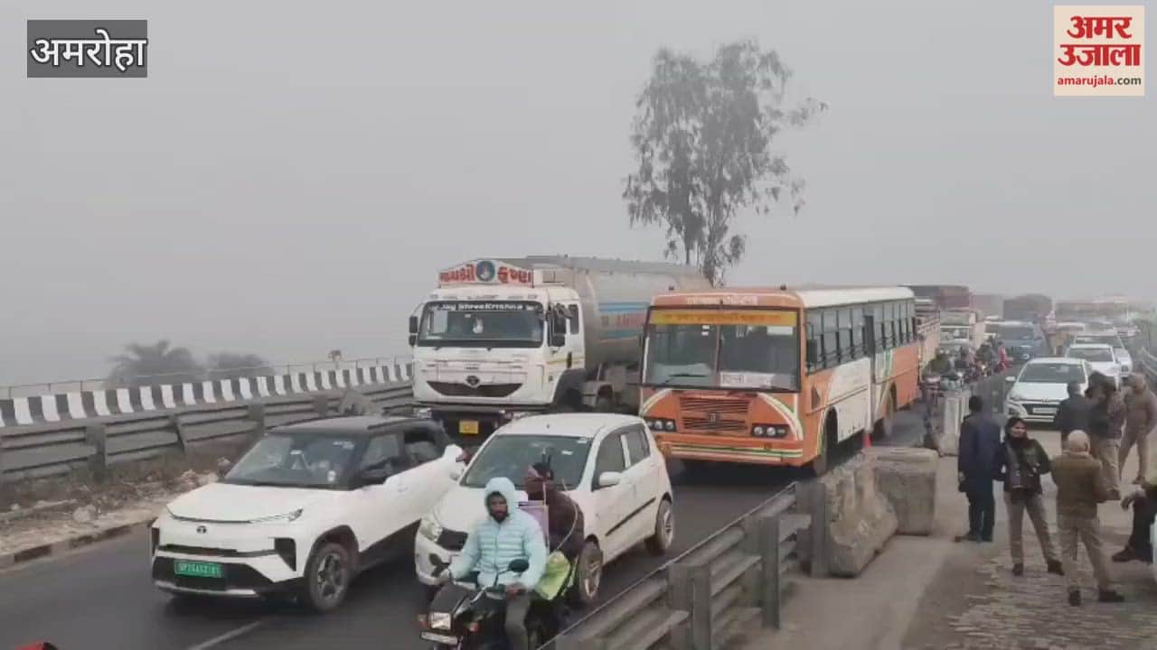bus overturned, causing a traffic jam on the Delhi-Lucknow highway