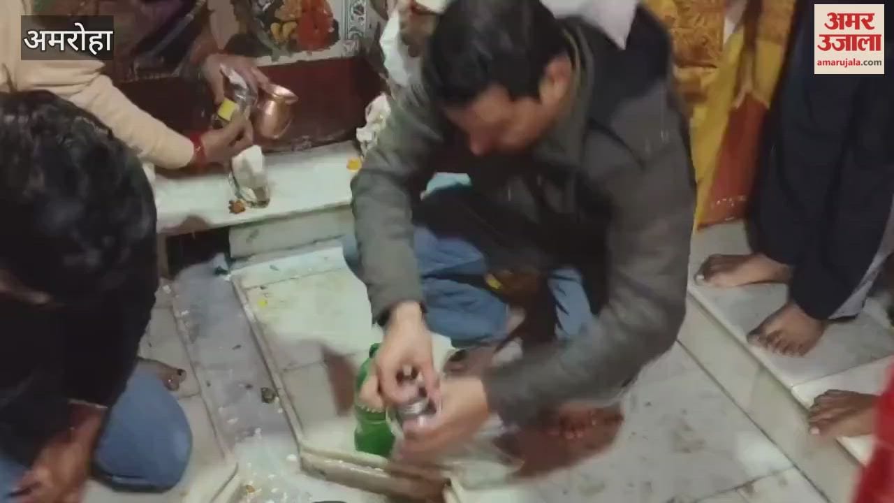 Devotees thronged to the Chakreshwar Temple for the ritualistic pouring of water on the deity
