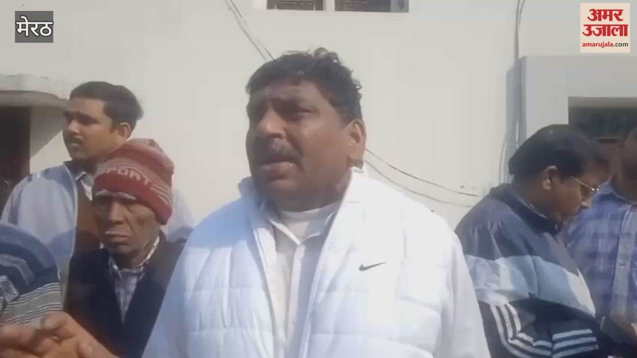 The Masihapuram Residential Welfare Society staged a protest at the Municipal Commissioner's residence regarding the construction of a drain.