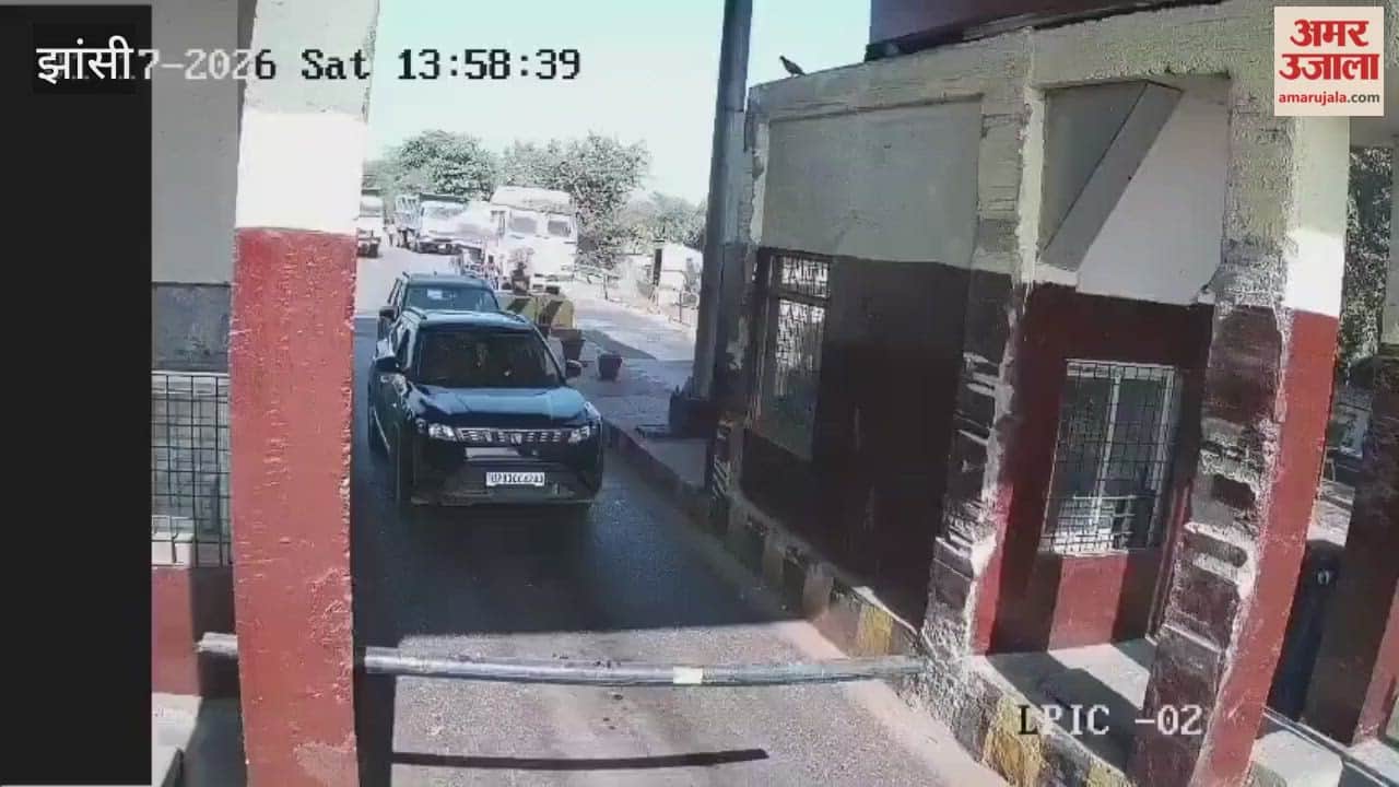 Video: Horrifying video of an uncontrolled truck colliding with a car in Jhansi, blowing up the driver along with the car.