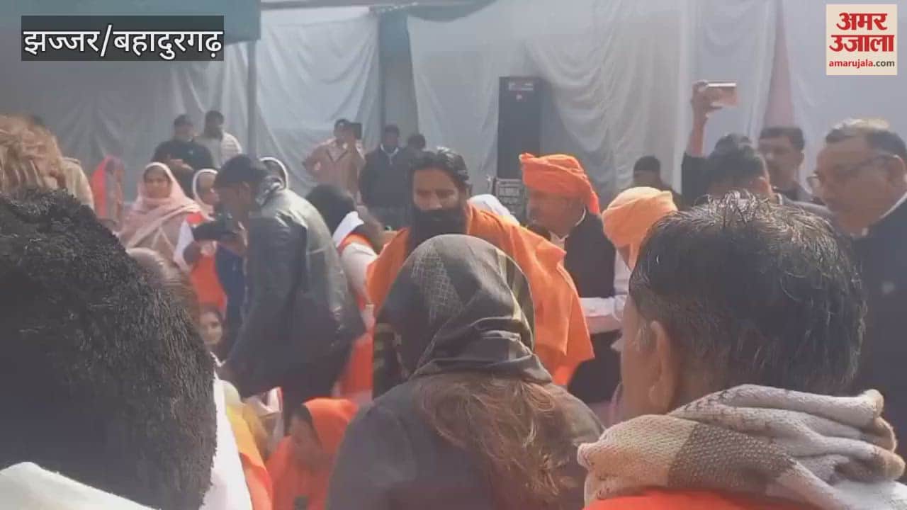 Baba Ramdev visited Dawla village in Jhajjar and paid tribute to the late Ramchandra Pehlwan.