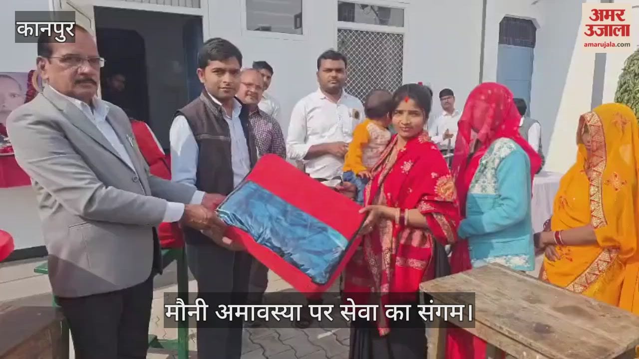 कानपुर: दिवंगत बाबा की स्मृति में प्रधानाचार्य ने बुजुर्गों को ओढ़ाई सम्मान की शॉल