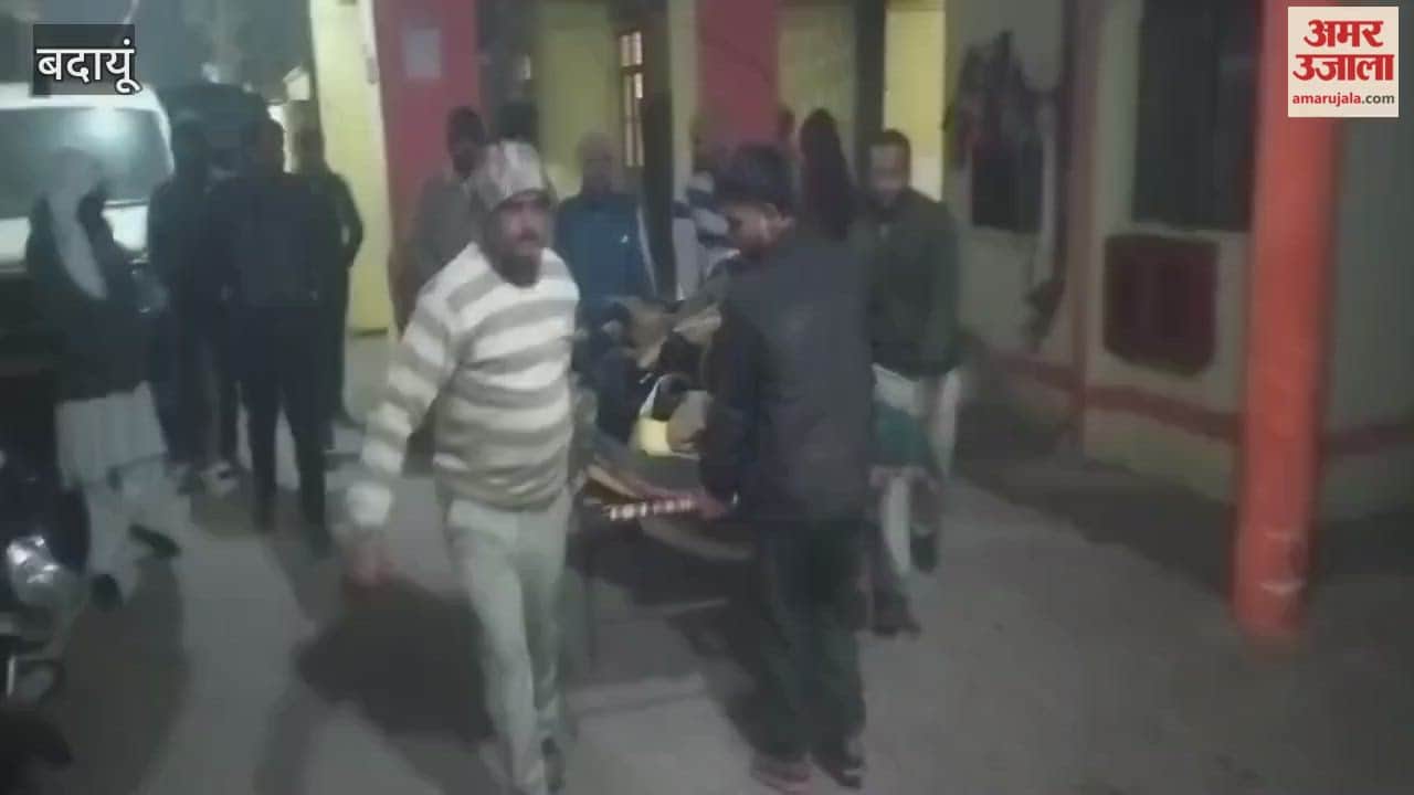 relatives carried the patient to the emergency room on a cot in Budaun