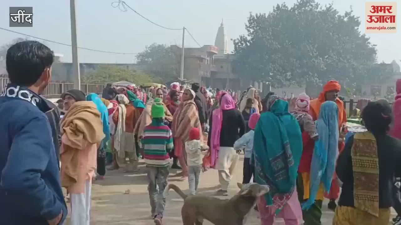 A huge crowd of devotees gathered at Pindtarak Tirtha on Mauni Amavasya.