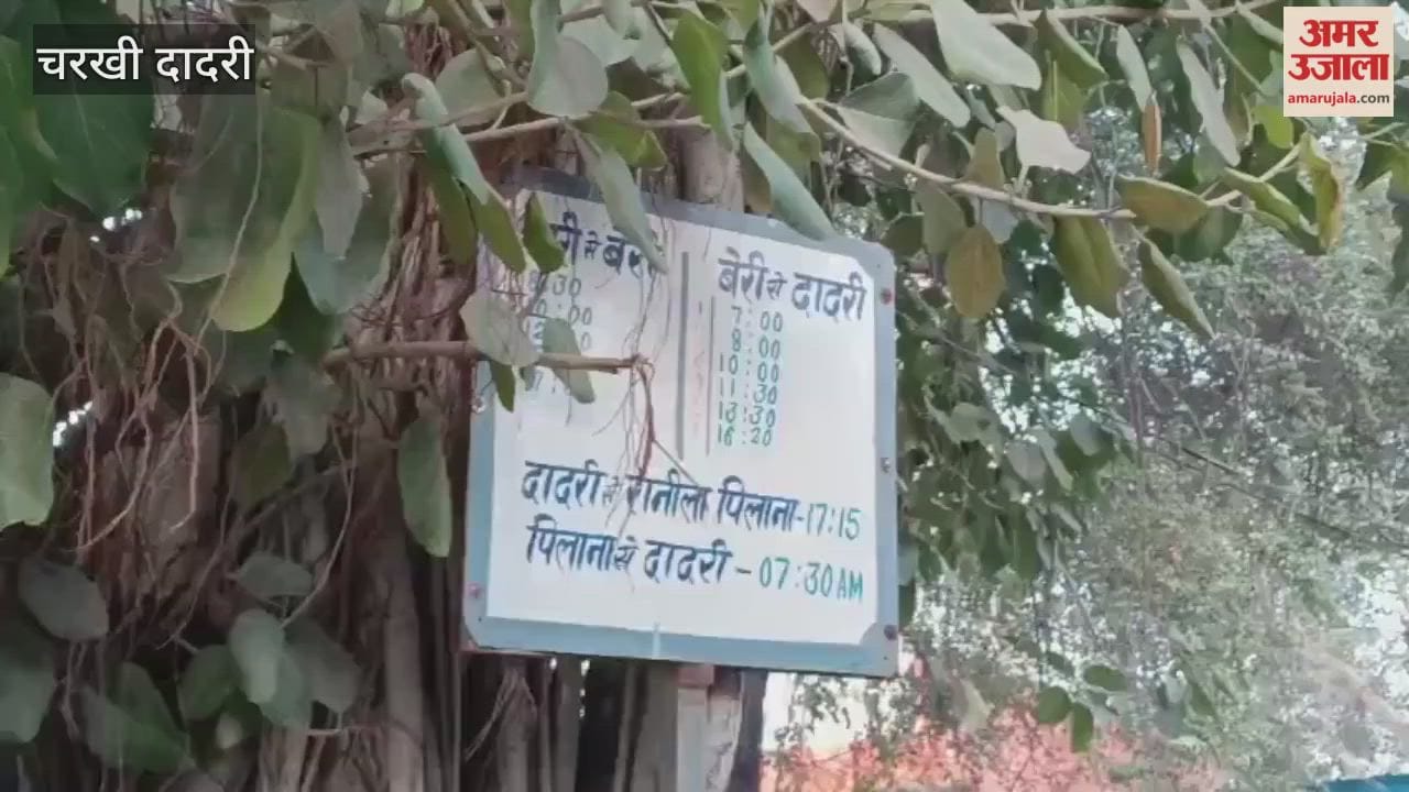 There is a jam due to the small size of the bus stand