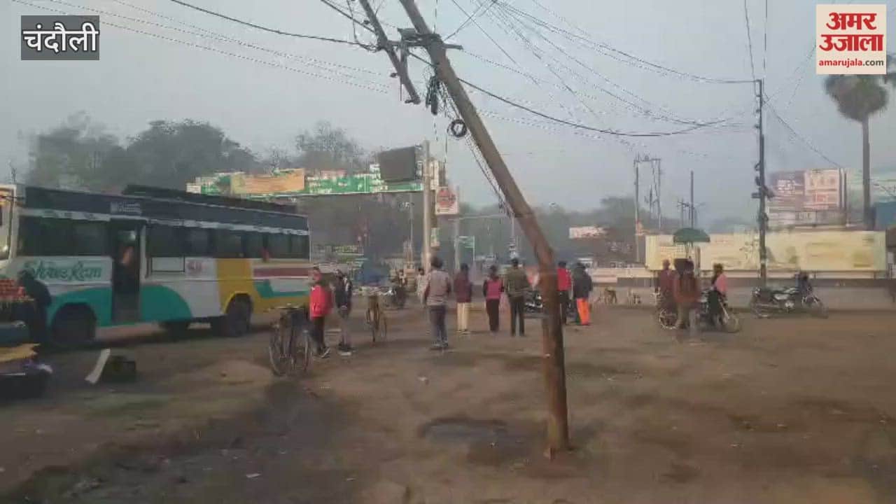 Passengers boarding buses while standing on road in no-parking zone