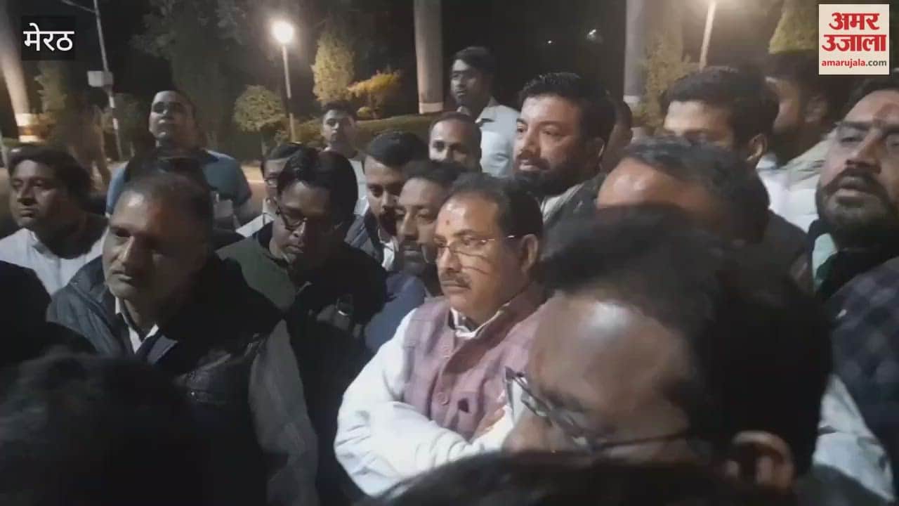 A heated argument broke out between the BJP city president and police officers over entry into the circuit house before the Deputy CM's arrival.