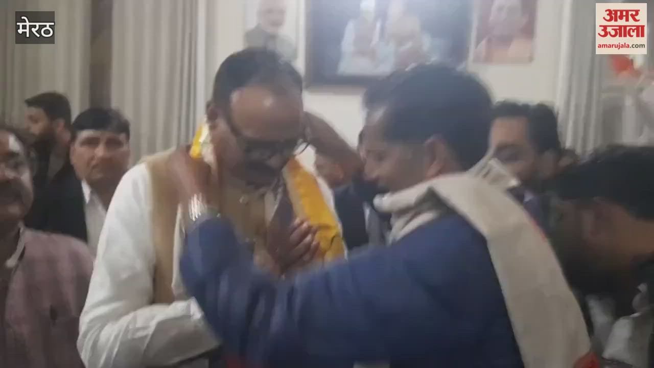 Deputy CM Brajesh Pathak arrived at the Circuit House late at night and was welcomed with flowers and garlands by party workers.
