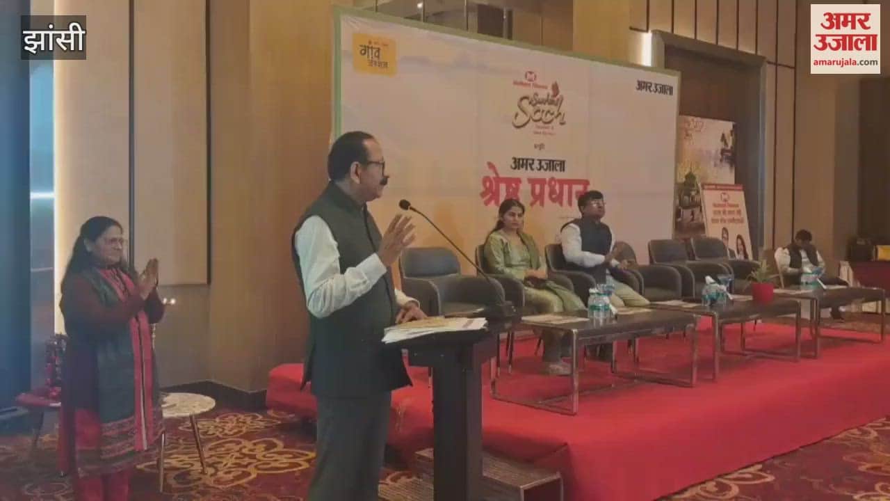 Jhansi Divisional Commissioner Bimal Kumar made the village heads take a pledge to make their villages shine by January 26.