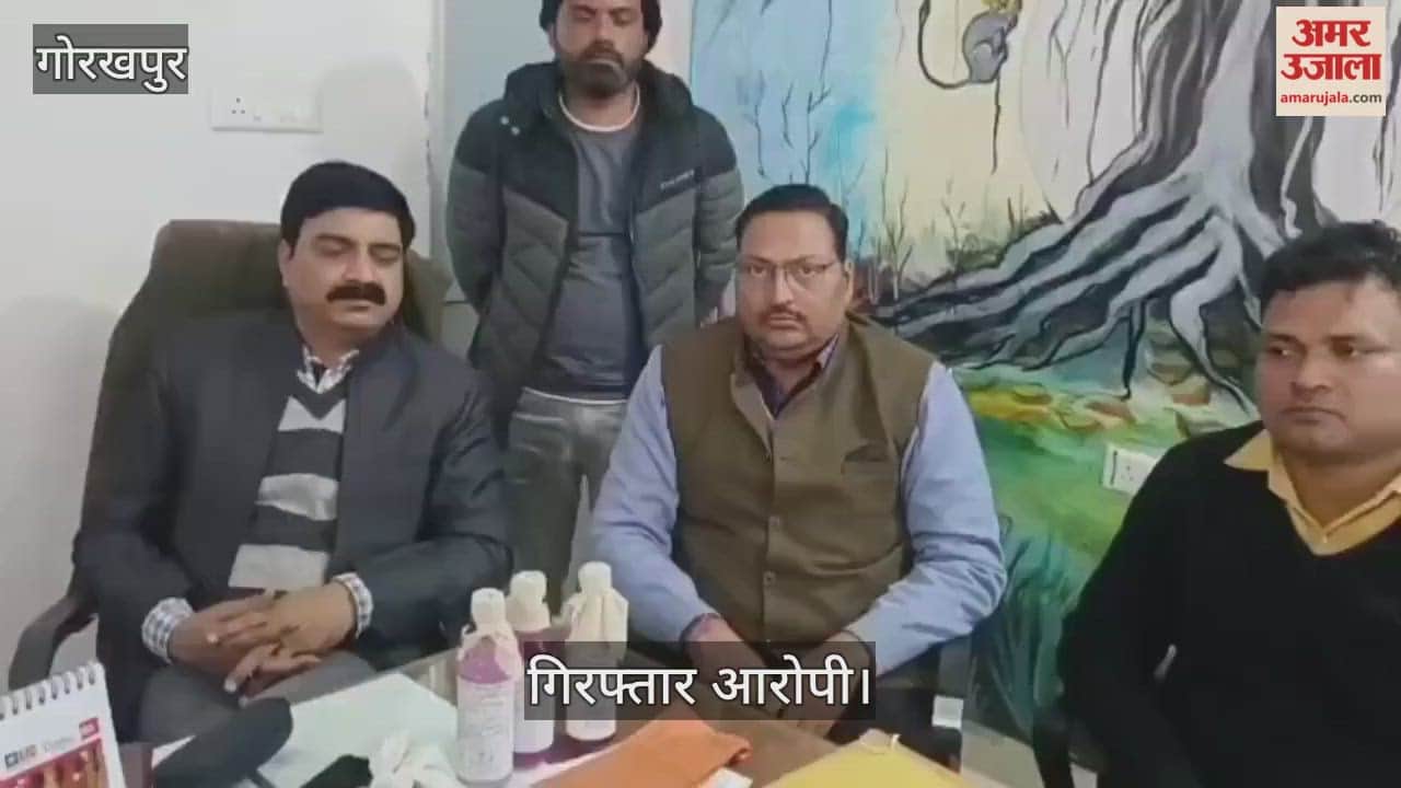 The electricity corporation's tender clerk was taking a bribe of five thousand rupees, the anti-corruption team caught him.