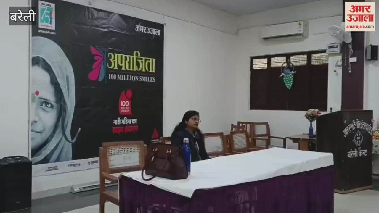 Professor Navneet of Bareilly College gave a message of women's empowerment to the female students