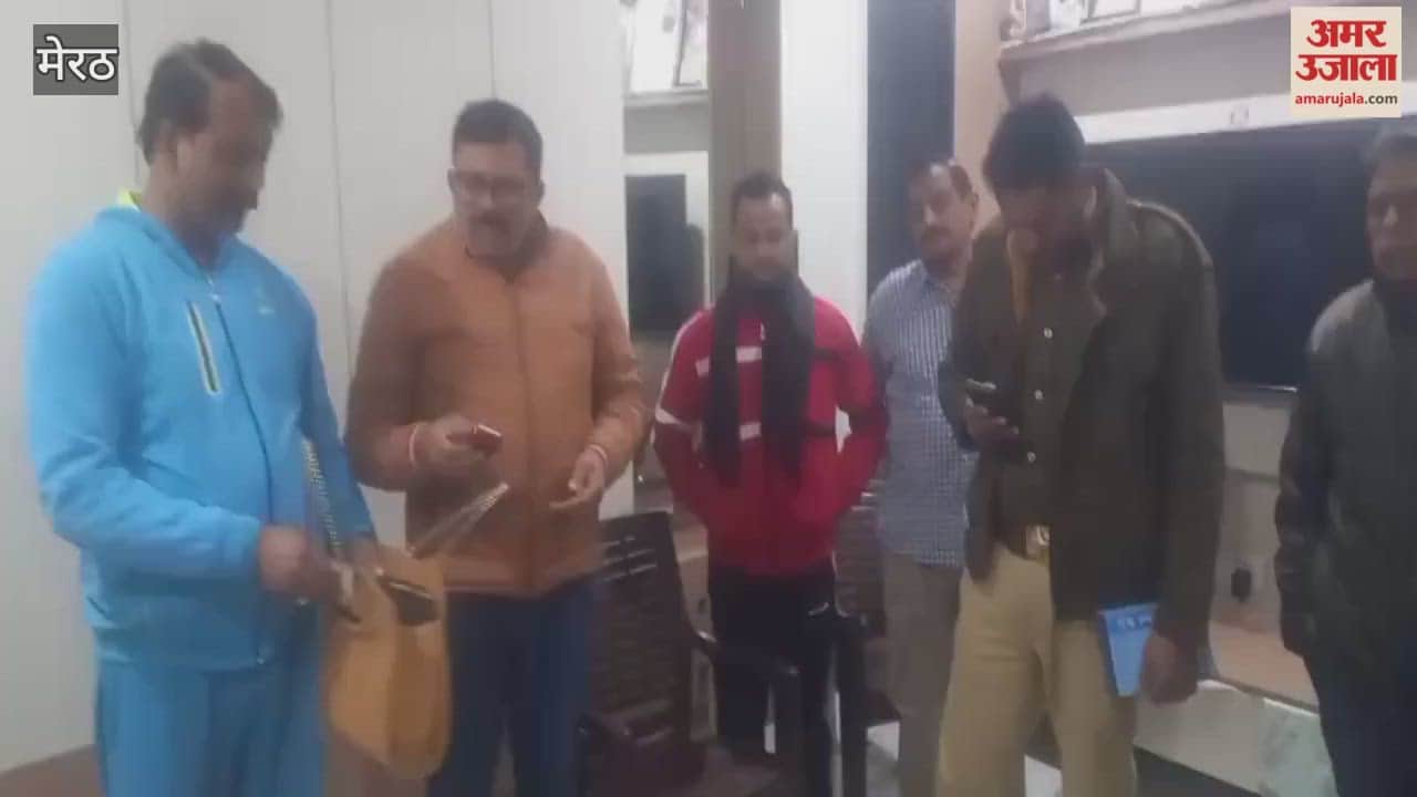 SP Workers Pay Floral Tribute to Janeshwar Mishra on His Death Anniversary in Meerut