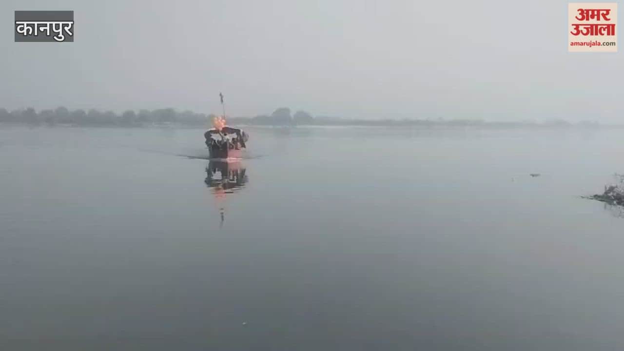 कानपुर: पंकज चौधरी के स्वागत में गंगा में उतरा बेड़ा, केसरिया गुब्बारों से सजी लहरें