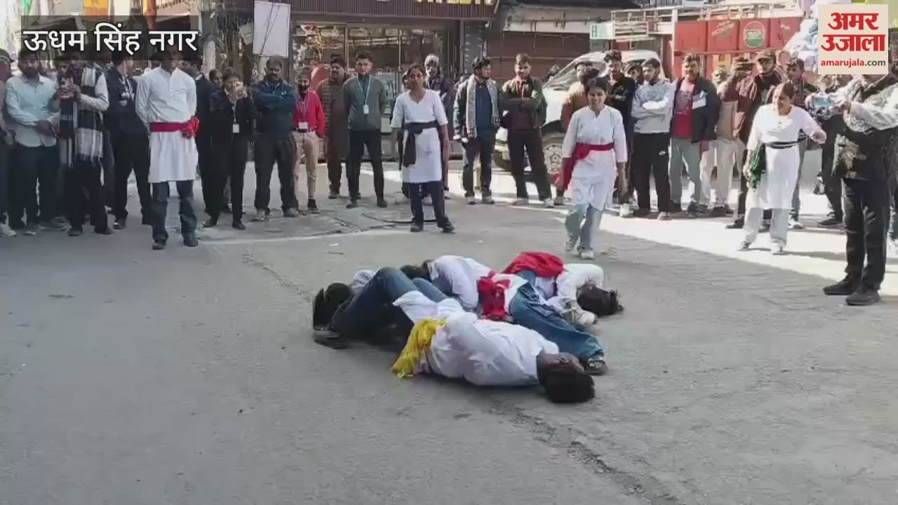 Students conveyed the message of traffic rules through street plays