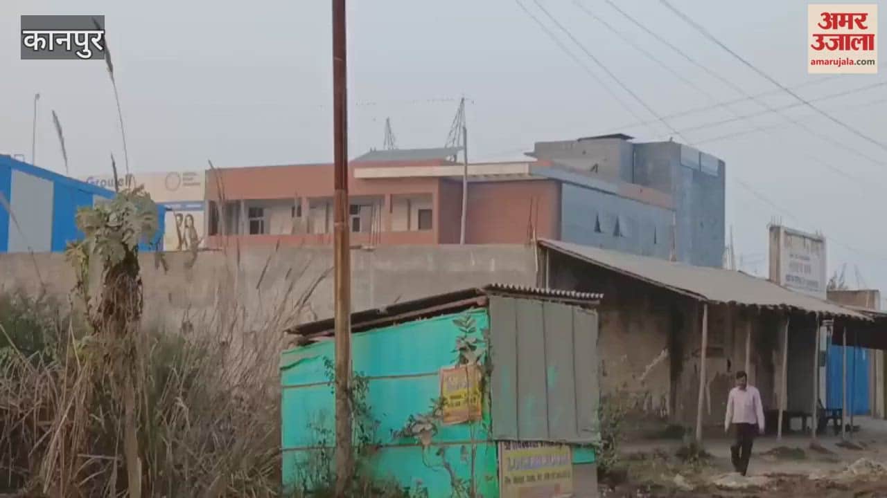 Kanpur: Waterlogging on the way to the online examination center