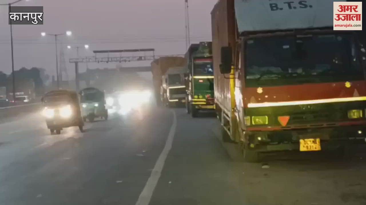 Kanpur: Vehicles parked on the national highway are inviting accidents