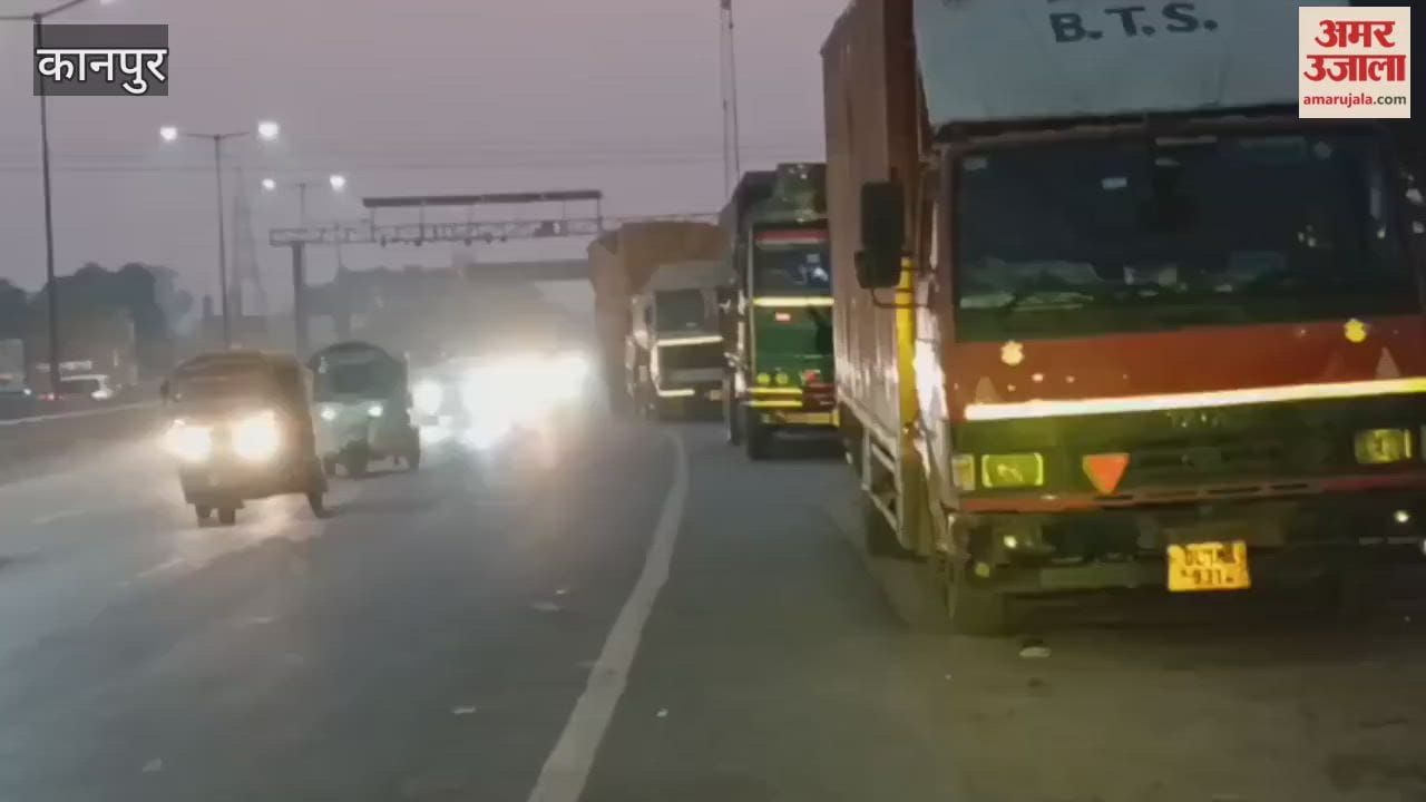 Kanpur: Vehicles parked on the national highway are inviting accidents