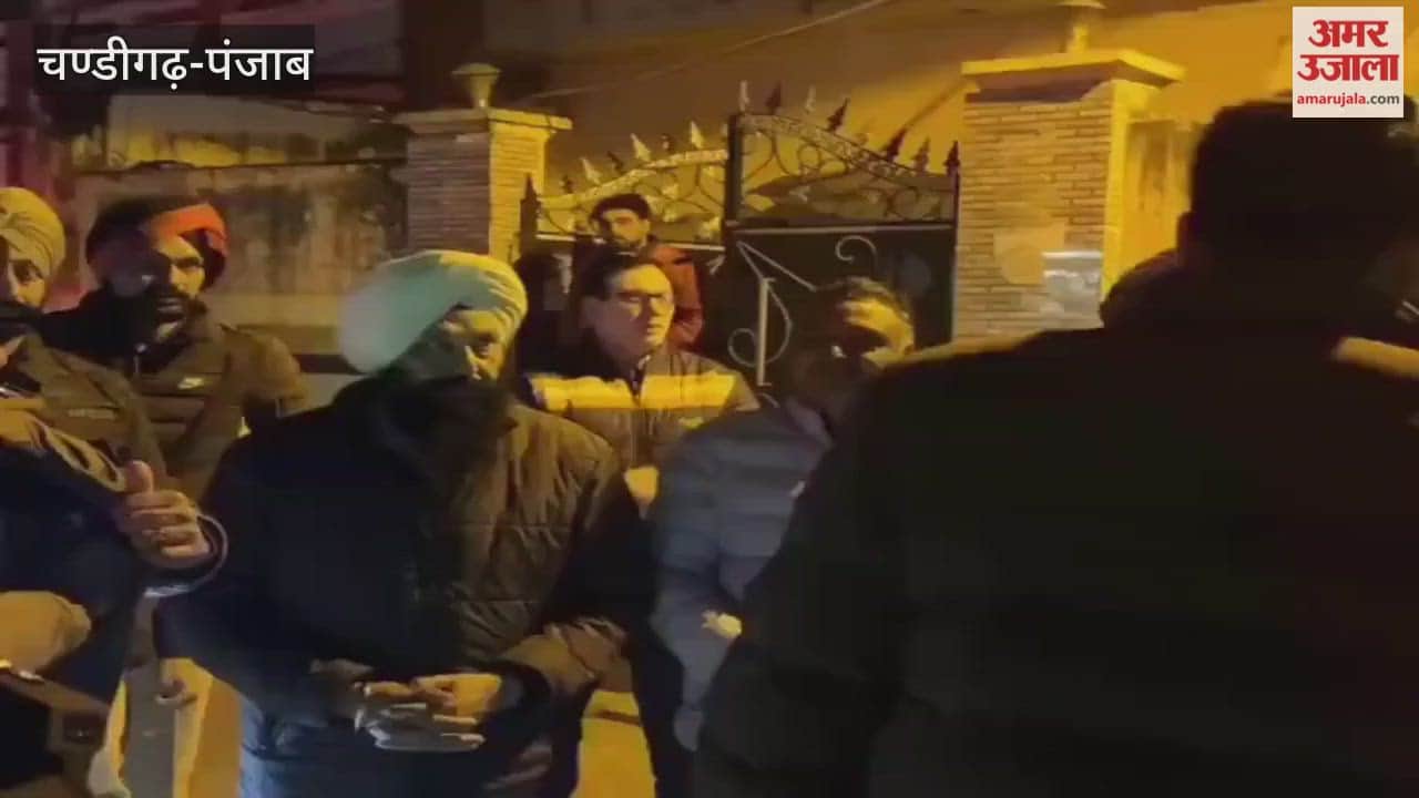 SSP Gaurav Toora and SP Madhavi Sharma visited Ward-32 of Phagwara