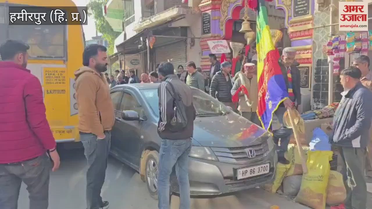 Hamirpur A private school bus damaged a car at the Awahdevi bus stand, disrupting traffic for half an hour