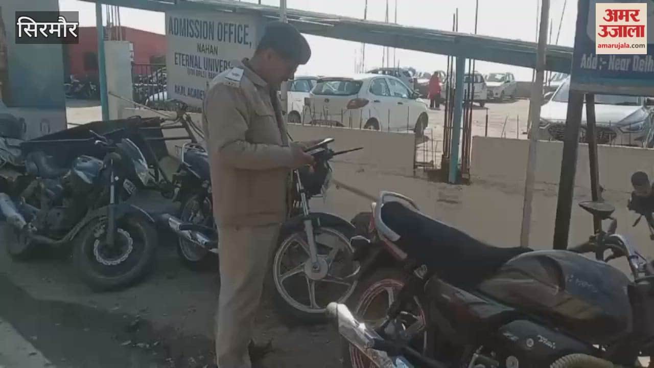 Sirmour Two-wheelers parked on the roadside near Delhi Gate were removed
