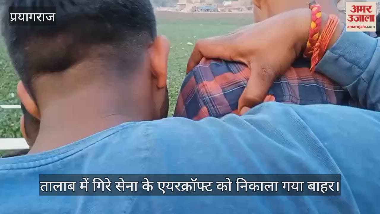 The army plane that crashed into a pond was pulled out after much effort, with local people helping.