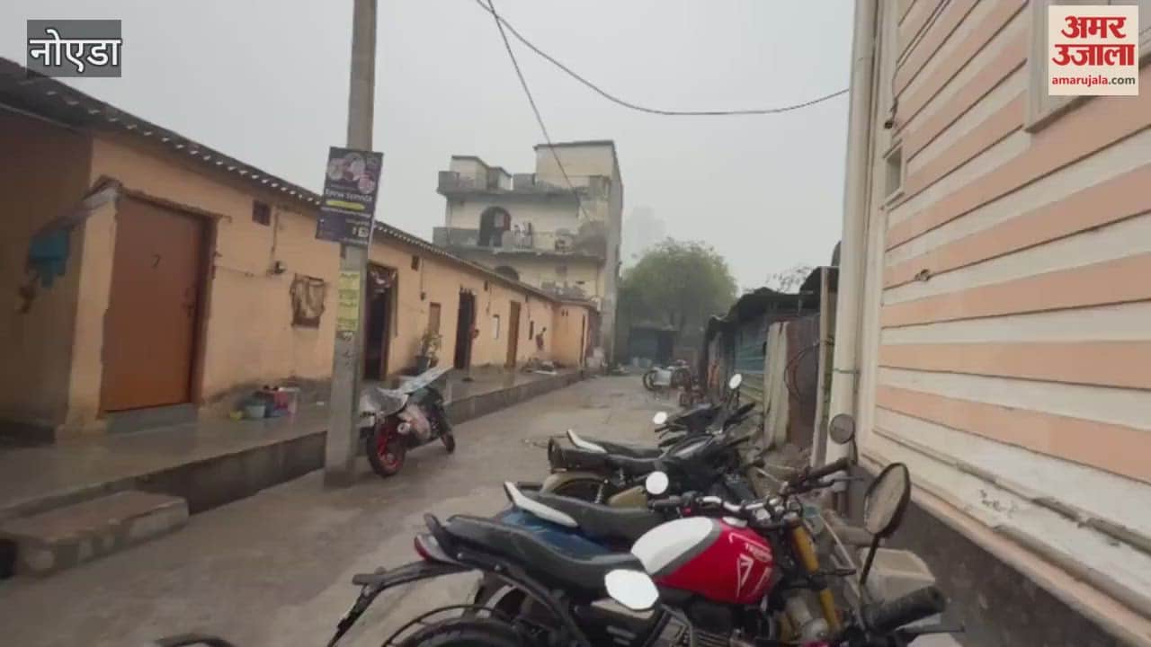 Noida Heavy rain with thunder and lightning