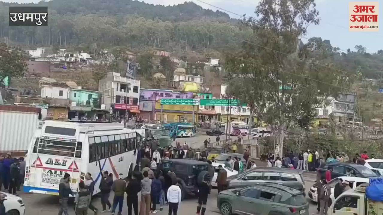 Heavy snowfall closes Jammu-Srinagar National Highway, leading to long queues of vehicles in Udhampur.