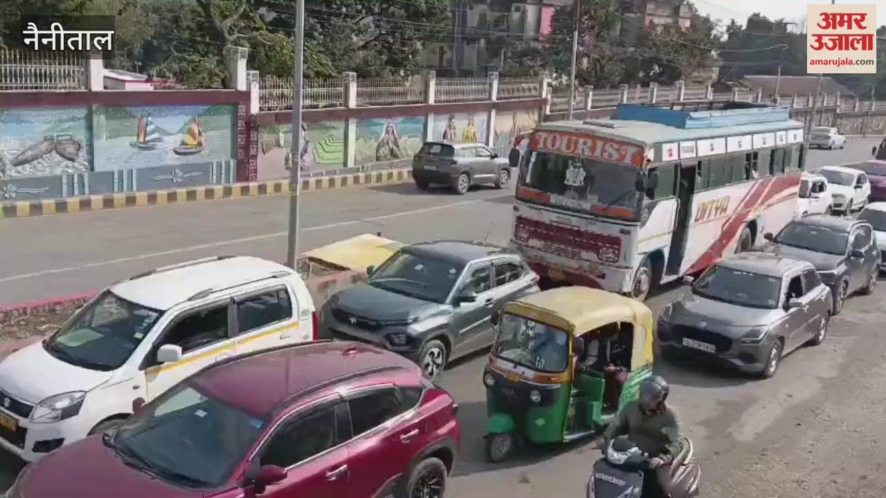 Due to snowfall and the weekend, a large number of tourists arrived in Nainital