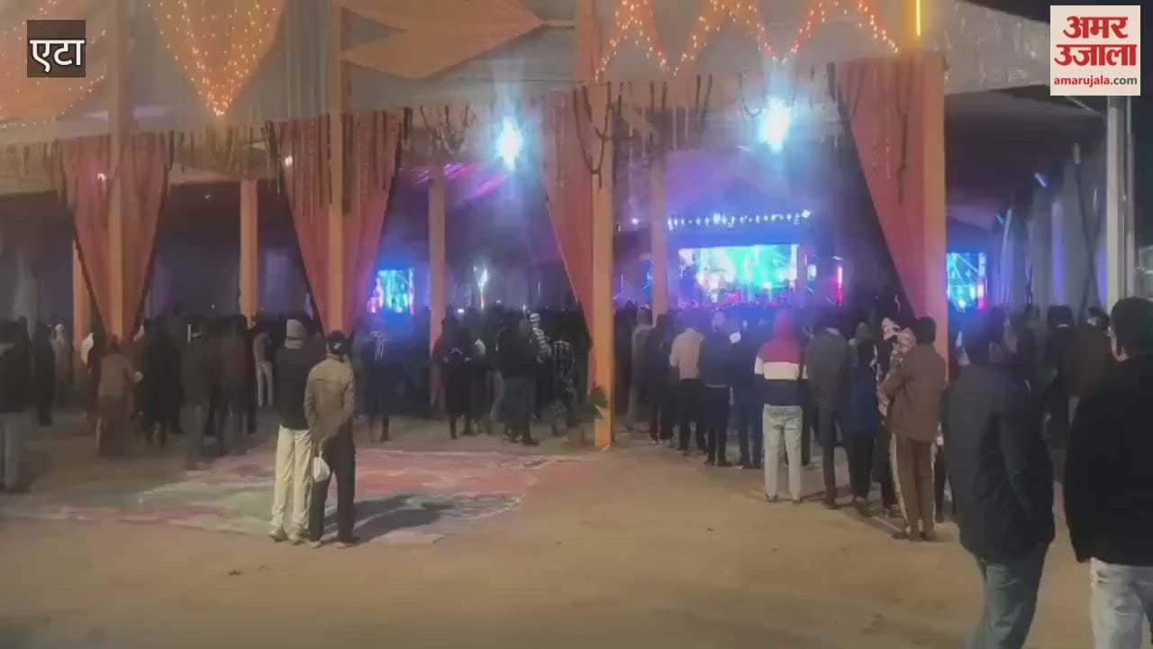 huge crowd gathered at Monali Thakur performance at Etah festival