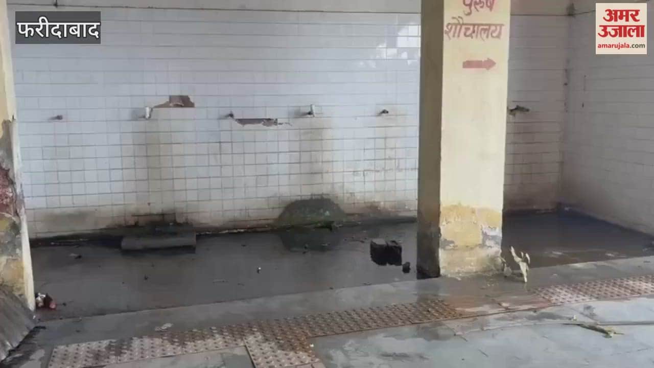 Dirt spread in toilets of sports complex located in Sector-12 in Faridabad