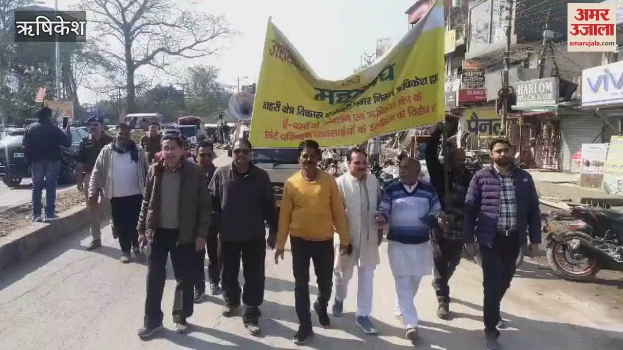 Rishikesh: Auto unions protest against electric city buses, hold rally and block traffic, gheraoing the municipal corporation