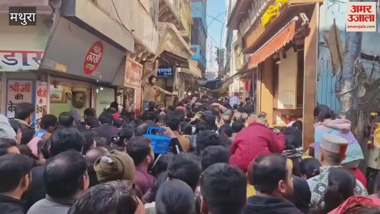 large crowd of devotees gathered at Banke Bihari temple in Vrindavan
