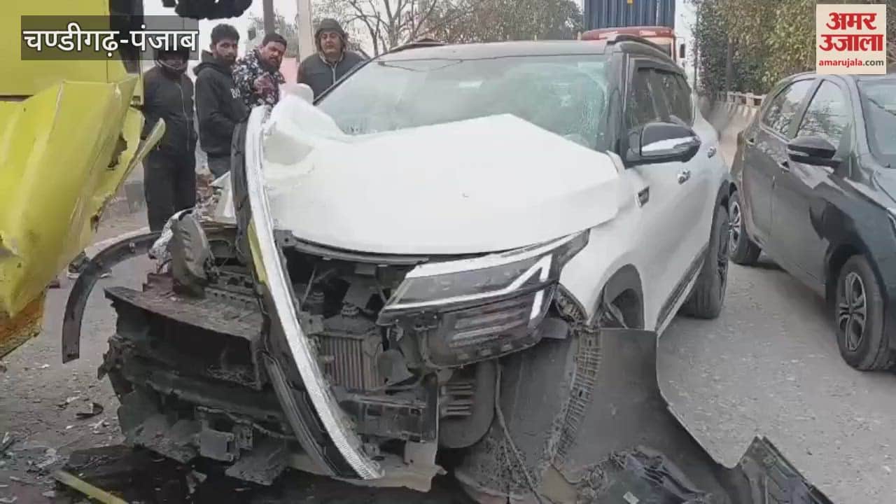 Bus and car collide in Phagwara