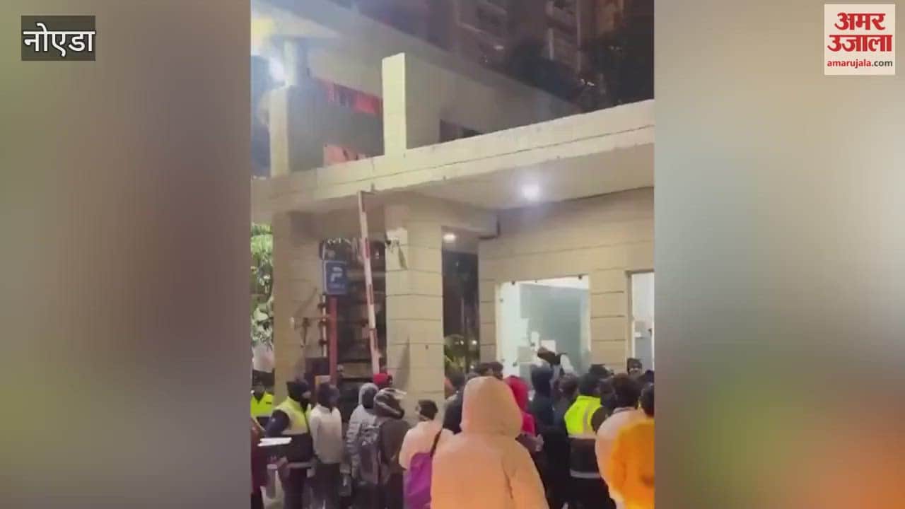 A clash occurred between a security guard and a delivery boy at the society gate