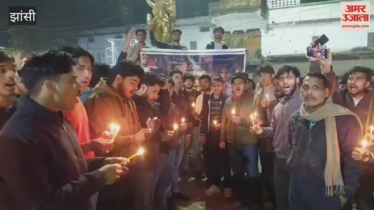 Jhansi: Students angry over the death of Mauranipur student Udit Soni took out a candlelight march.