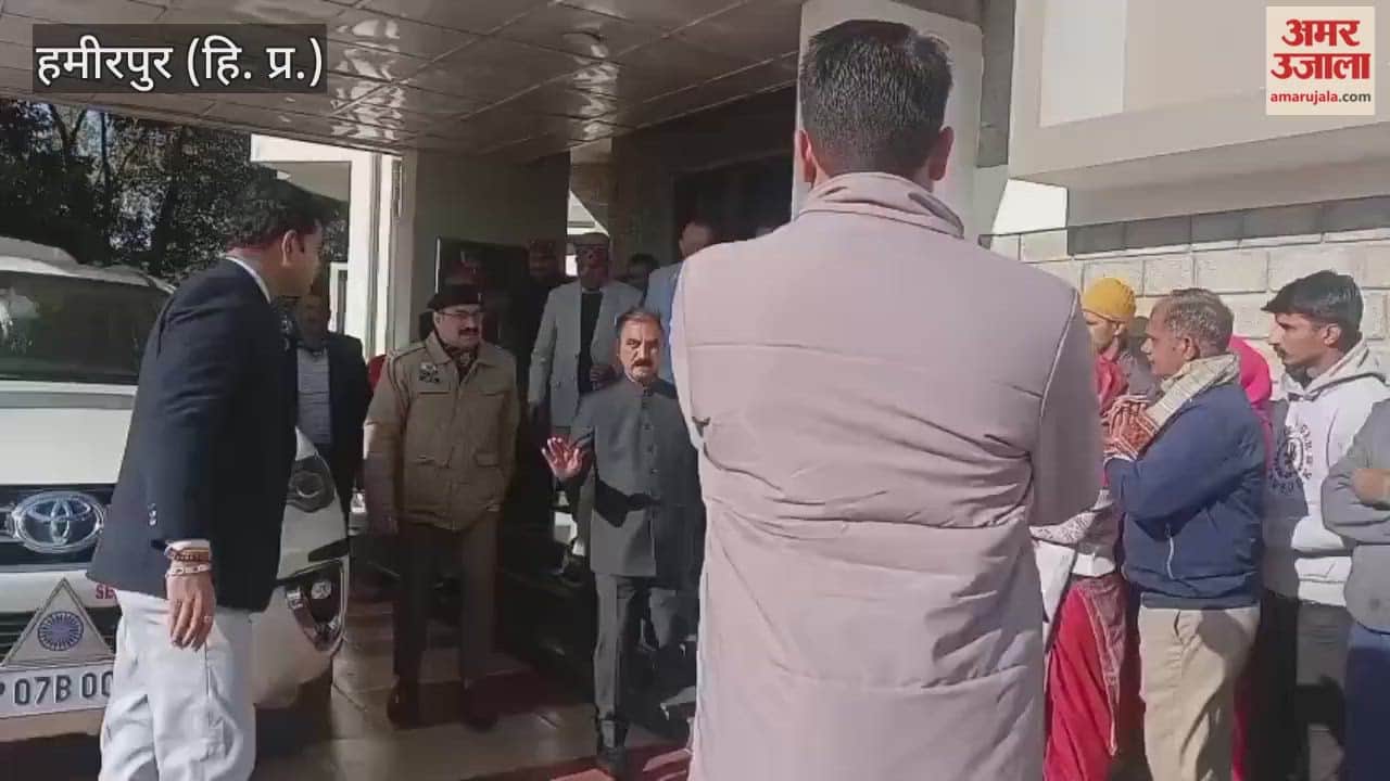 Hamirpur Chief Minister Sukhu listened to people's problems at the guesthouse
