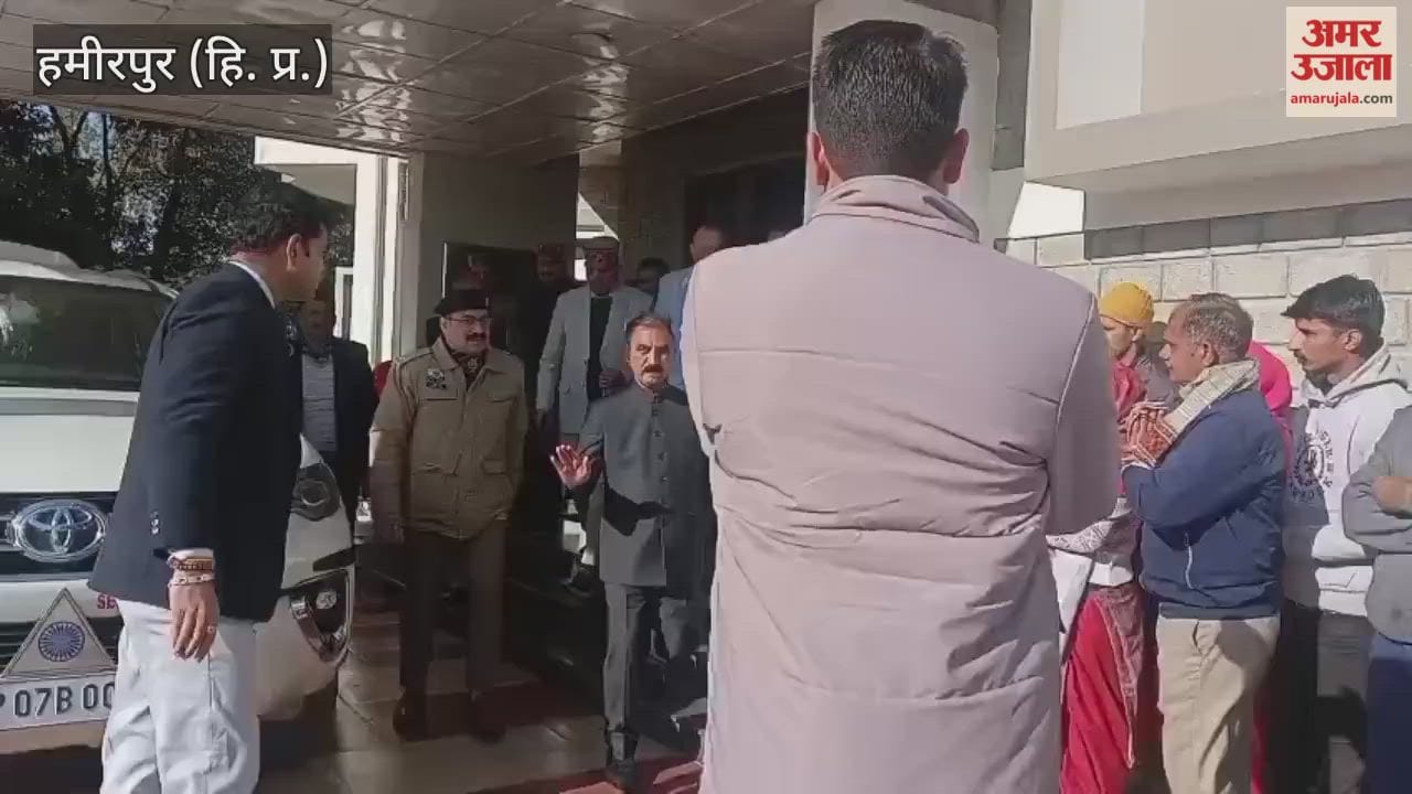 Hamirpur Chief Minister Sukhu listened to people's problems at the guesthouse