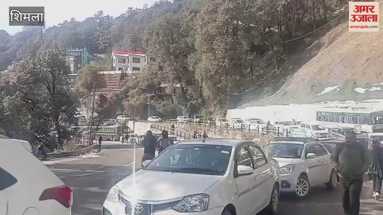Shimla Traffic jam from the old bus stand to Tara Devi, people forced to walk