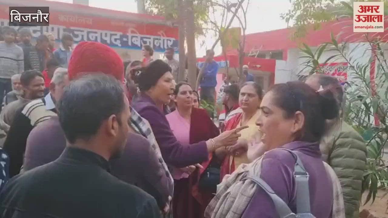 Bijnor: Uproar by eunuchs at police station Heempur Deepa