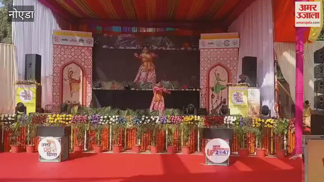 Women perform Kathak and Bharatanatyam at Noida Haat
