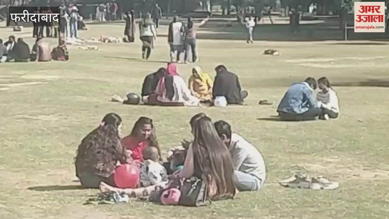 People of Faridabad enjoying the sunshine with their children at Sector 12 Town Park