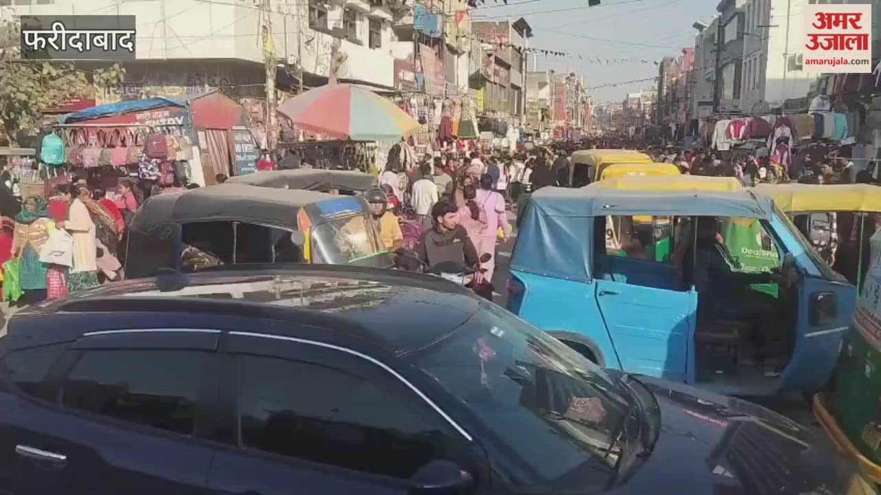 Crowd of buyers gathered in Faridabad NIT-1 market on Sunday holiday