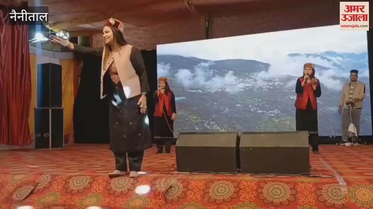 Folk artists gave their performance in the Basant Mahotsav