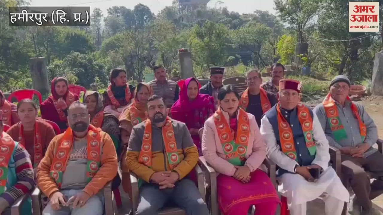 Hamirpur BJP workers in booth number 15 of Hamirpur assembly constituency collectively listened to the Prime Minister's Mann Ki Baat program