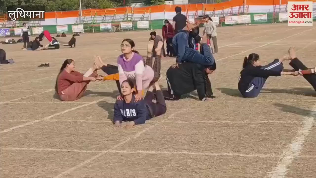 लुधियाना में गणतंत्र दिवस समारोह के लिए रिहर्सल करते योगशाला के सदस्य
