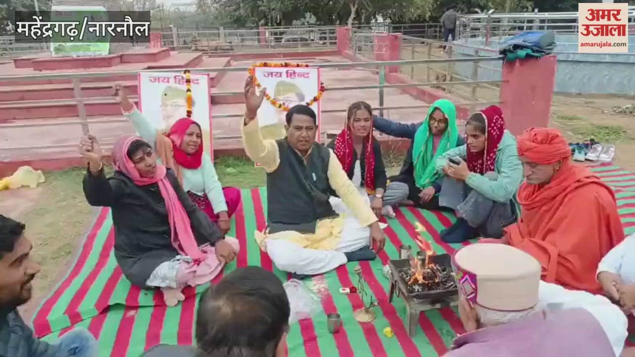 Yagna (fire ritual) was performed in Narnaul on the birth anniversary of Netaji Subhas Chandra Bose, and flowers were offered to his statue
